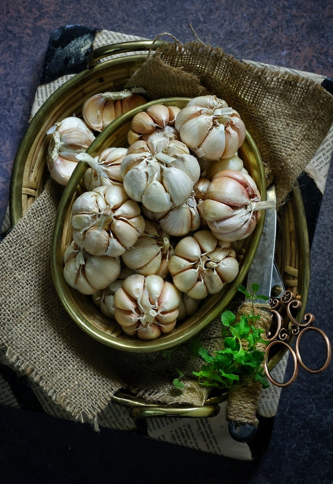 Garlic bulbs in a bowl